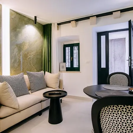 Apartment Old Town 2 *